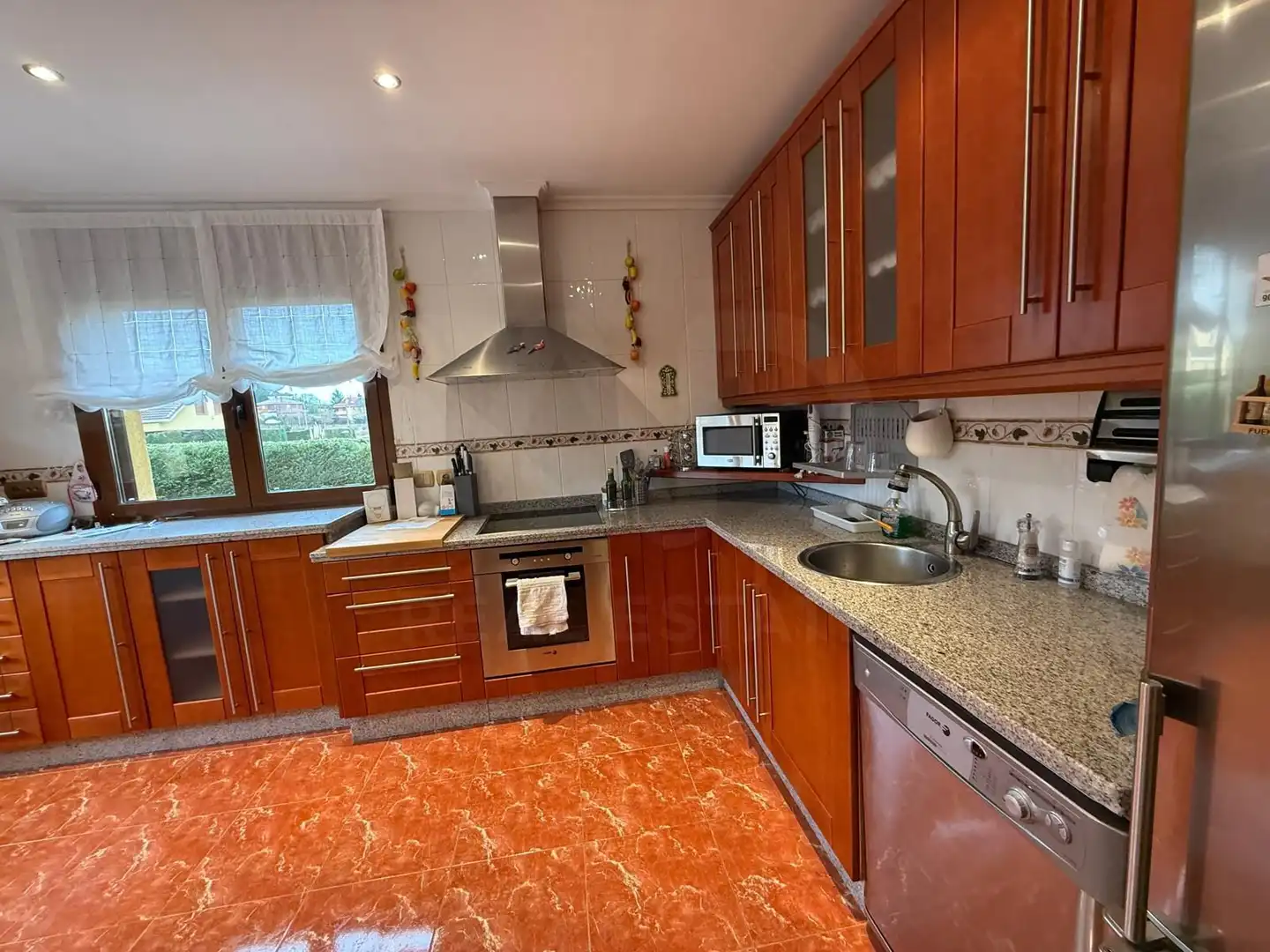 Cuina de Casa o xalet en venda en Santovenia de la Valdoncina amb Calefacció i Terrassa