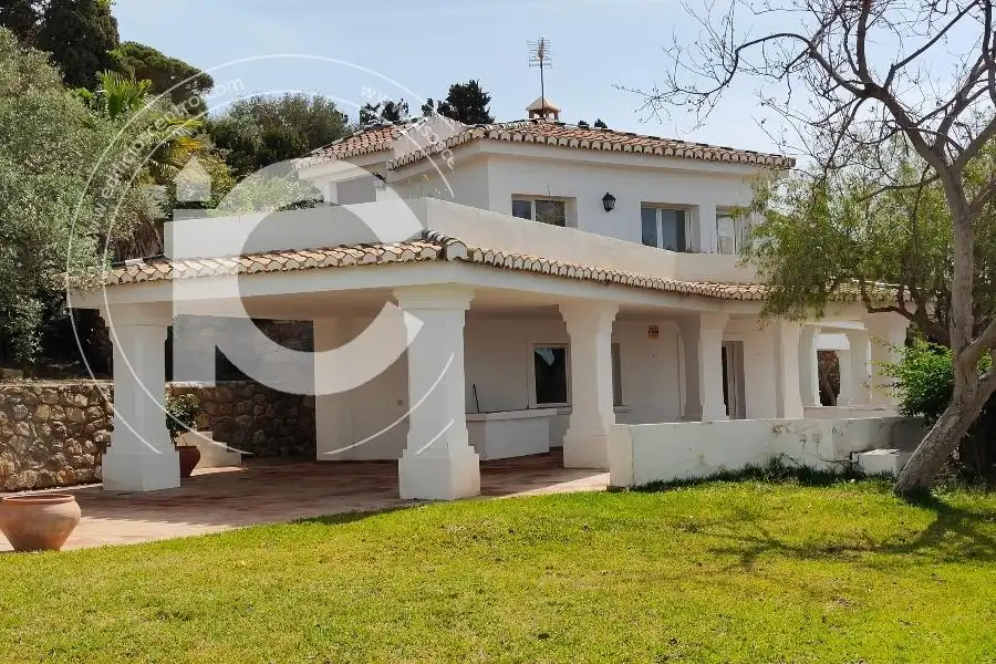 Chalet con piscina en venta en marina del este