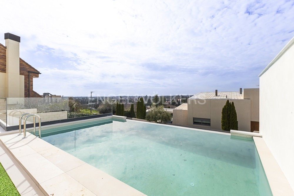 Piscina de Casa adosada en venta en Majadahonda con Aire acondicionado, Calefacción y Jardín privado