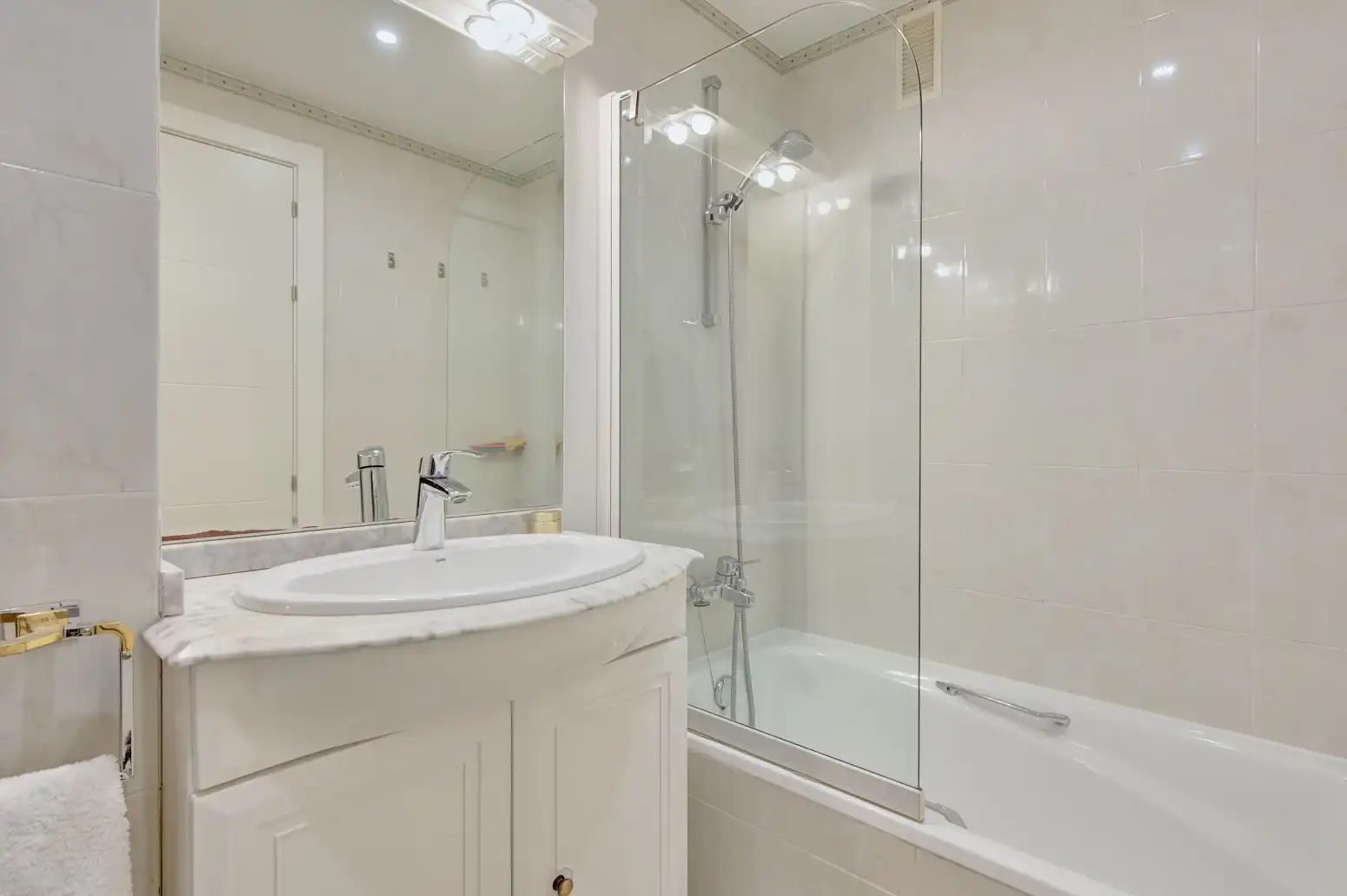 Bathroom of Flat for sale in  Pamplona / Iruña  with Air Conditioner, Heating and Parquet flooring