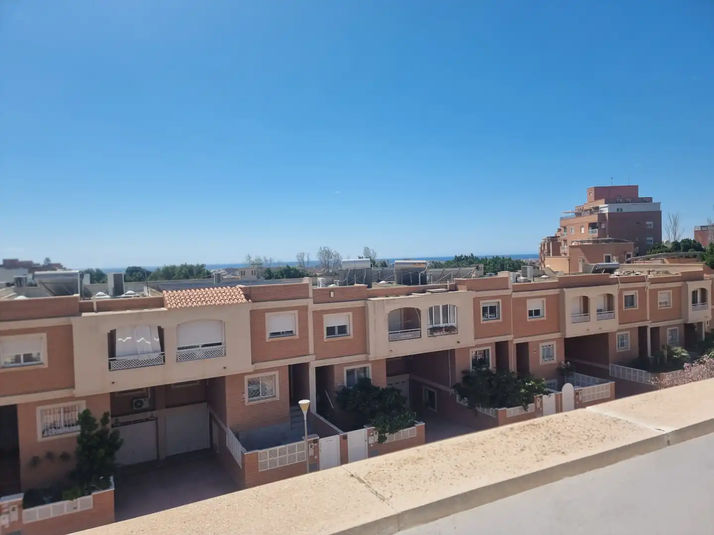 Vista exterior de Casa o xalet en venda en Almería amb Aire condicionat, Calefacció i Jardí privat