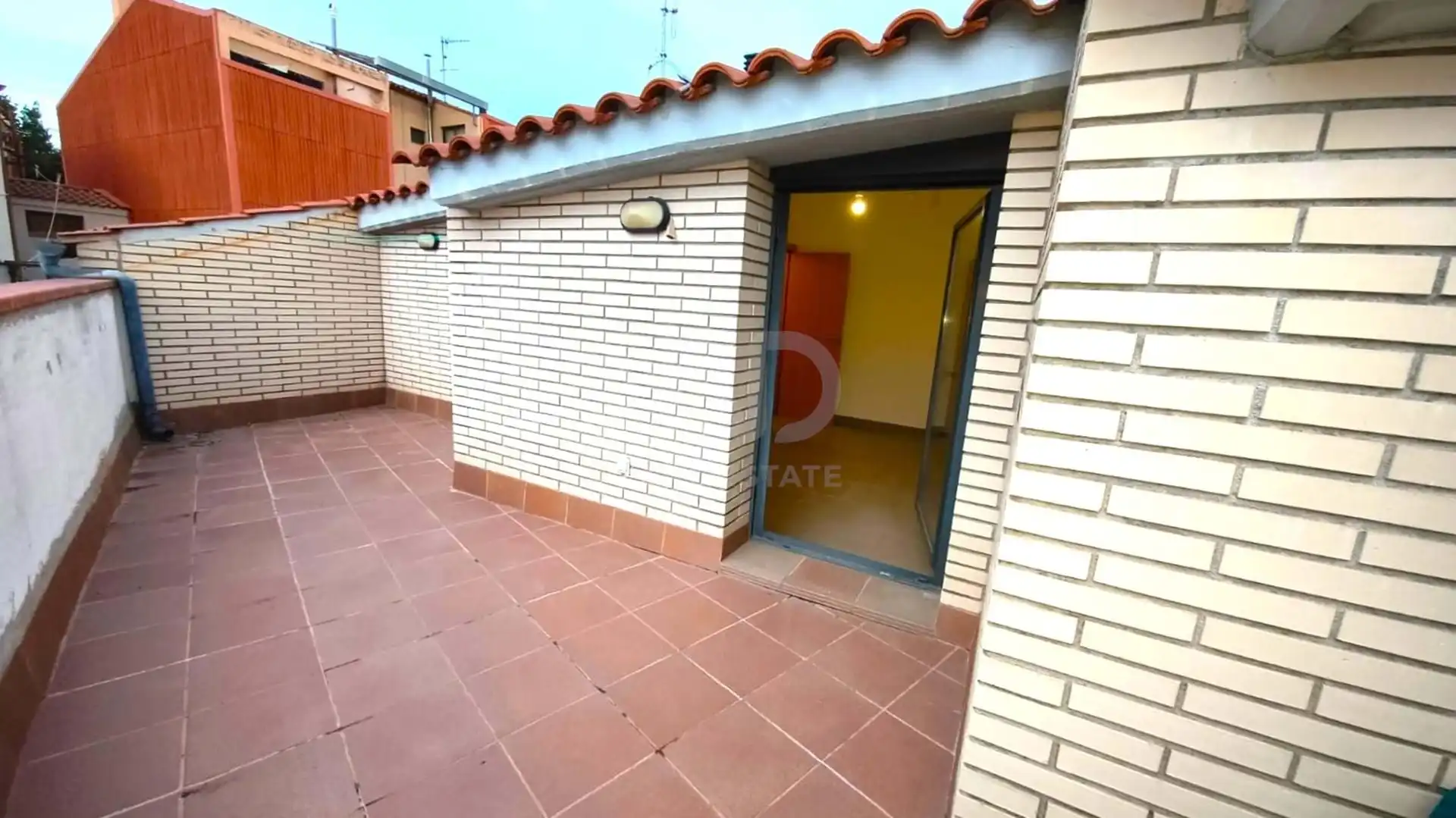 Vista exterior de Ático en venta en Rubí con Calefacción y Terraza