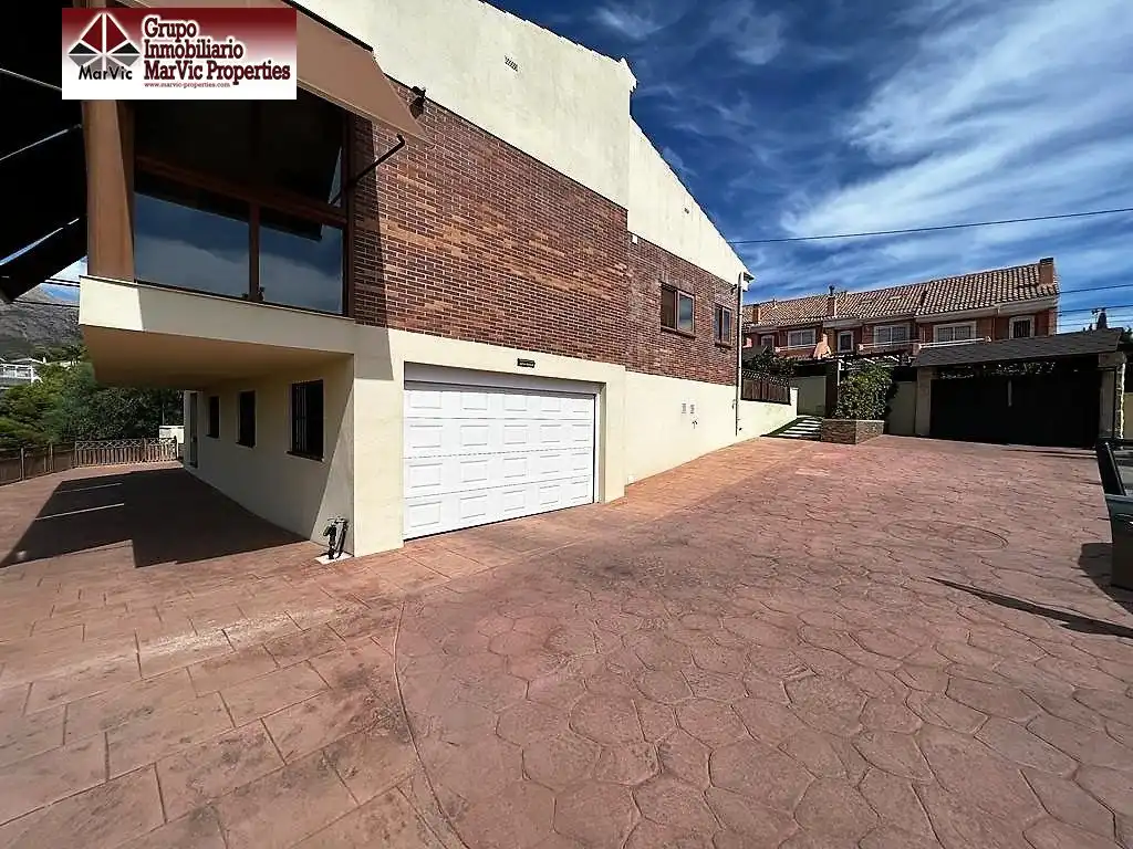Vista exterior de Casa o xalet en venda en La Nucia amb Aire condicionat, Calefacció i Jardí privat