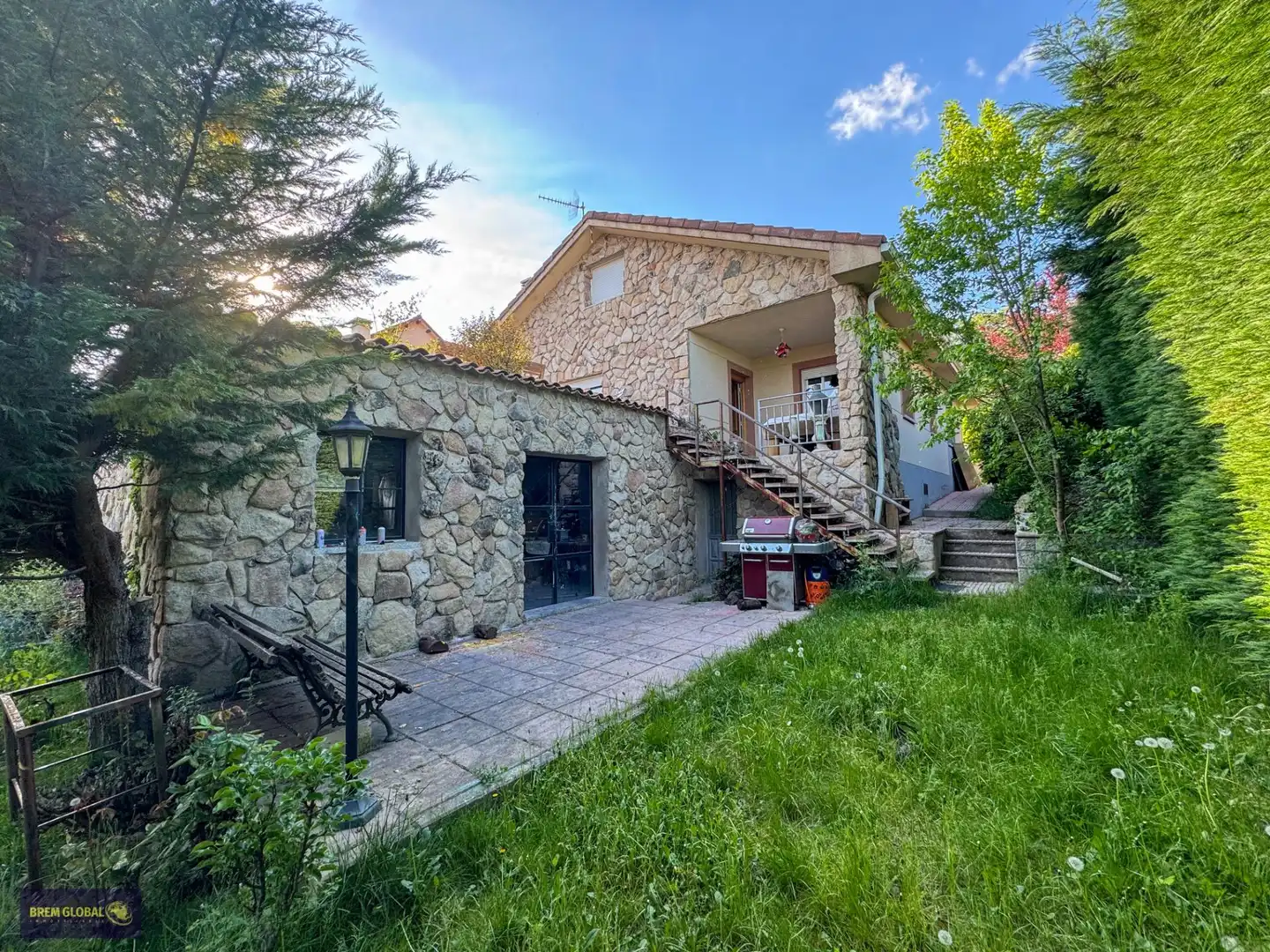 Vista exterior de Casa o xalet en venda en Bustarviejo amb Aire condicionat, Calefacció i Jardí privat