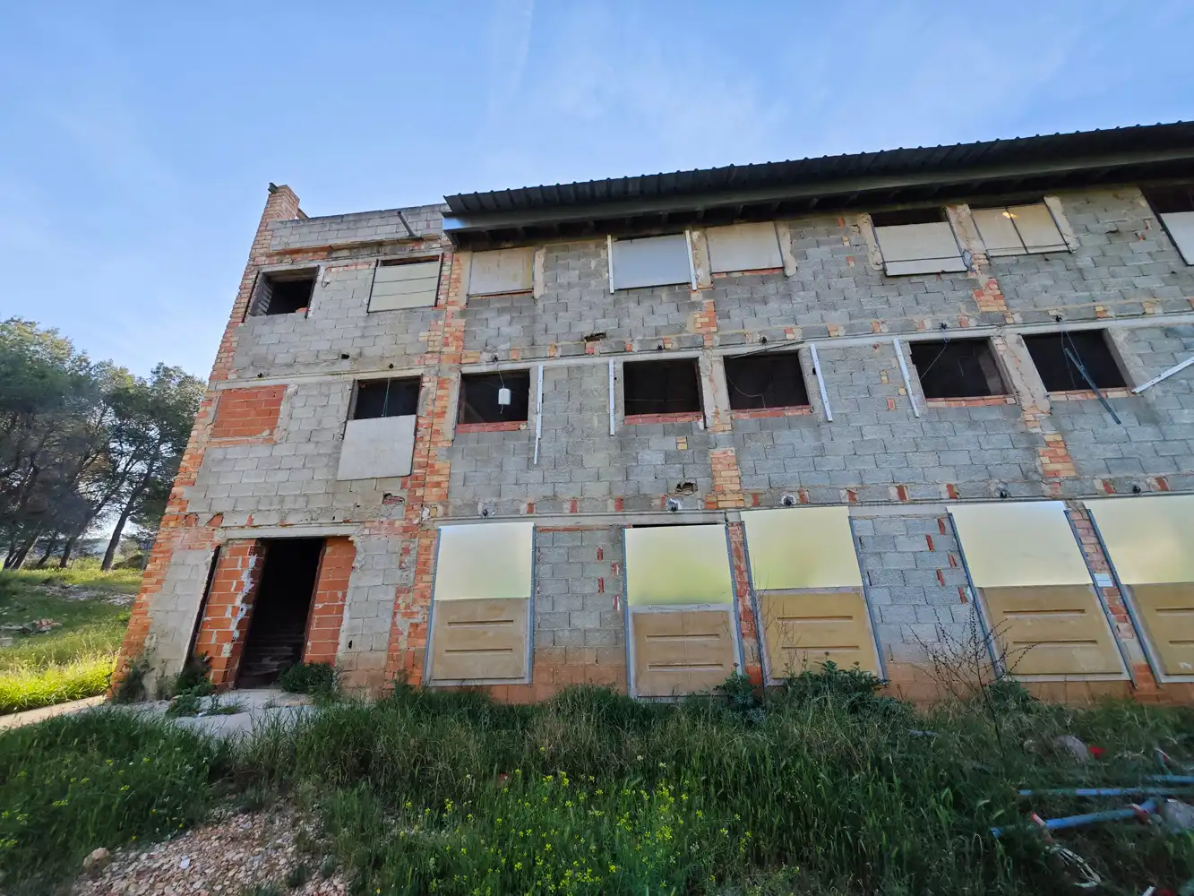 Außenansicht von Fabrikhallen zum Verkauf in Pinet