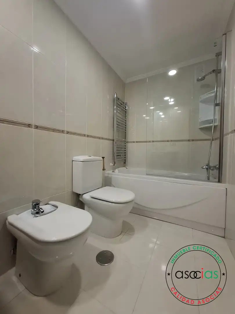 Baño de Piso en venta en Gijón  con Calefacción y Trastero
