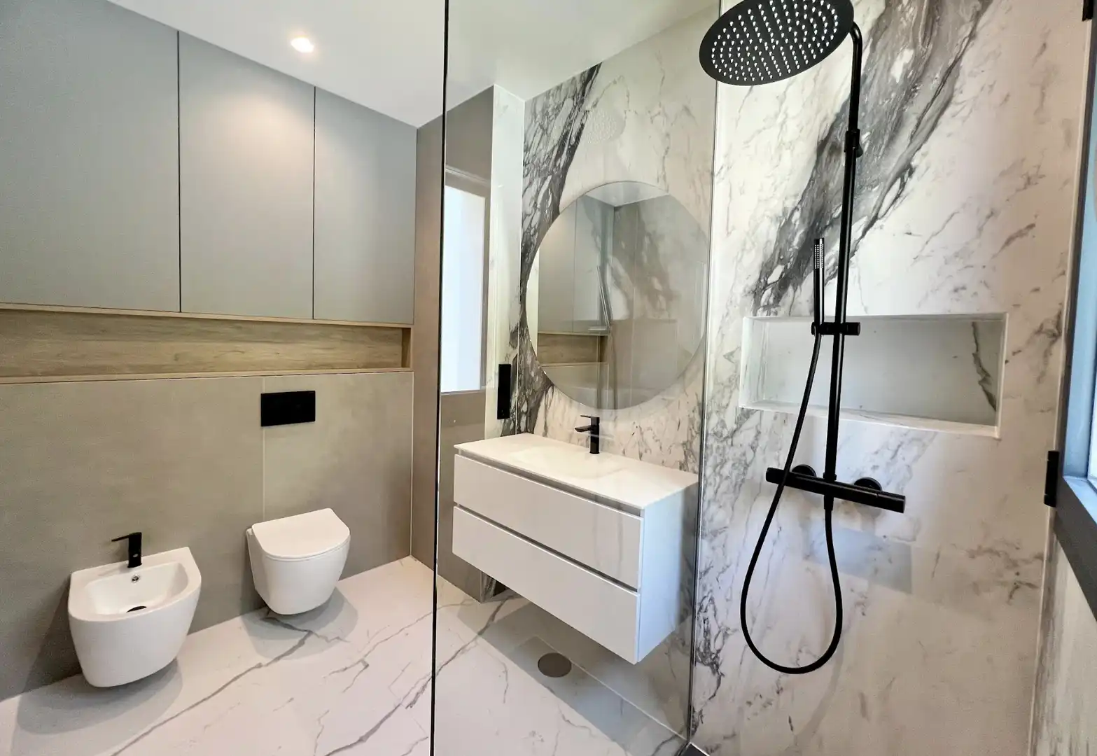 Badezimmer von Haus oder Chalet zum Verkauf in Marbella mit Klimaanlage, Heizung und Privatgarten
