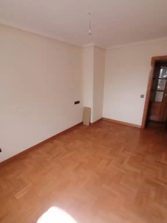 Dormitori de Pis en venda en Gijón  amb Calefacció, Parquet i Terrassa
