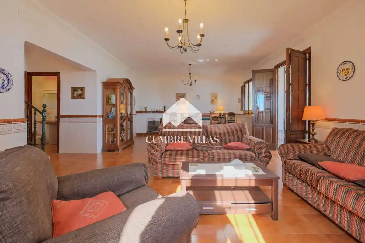 Sala d'estar de Casa o xalet en venda en Nerja amb Jardí privat i Terrassa