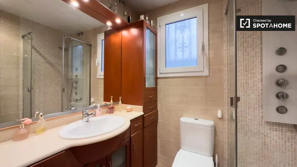 Bathroom of Flat for rent in Barcelona  with Air Conditioner, Heating and Furnished