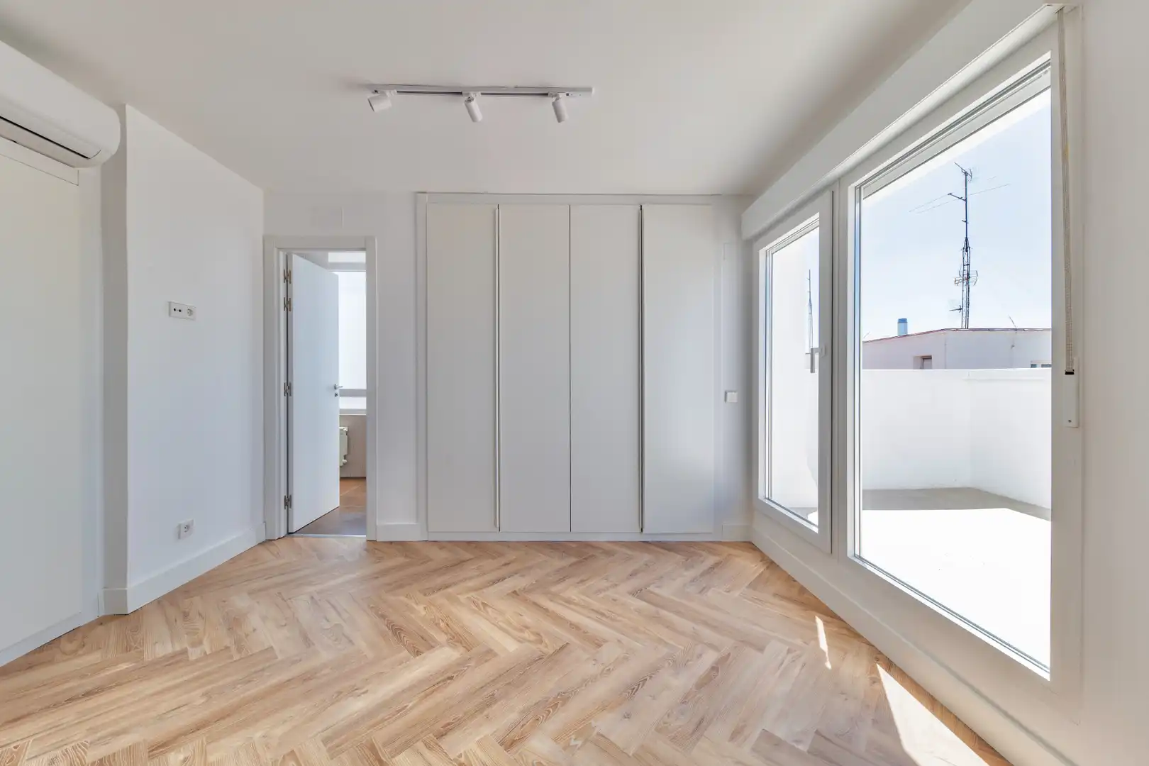 Schlafzimmer von Dachboden zum Verkauf in Madrid mit Klimaanlage, Heizung und Parkett