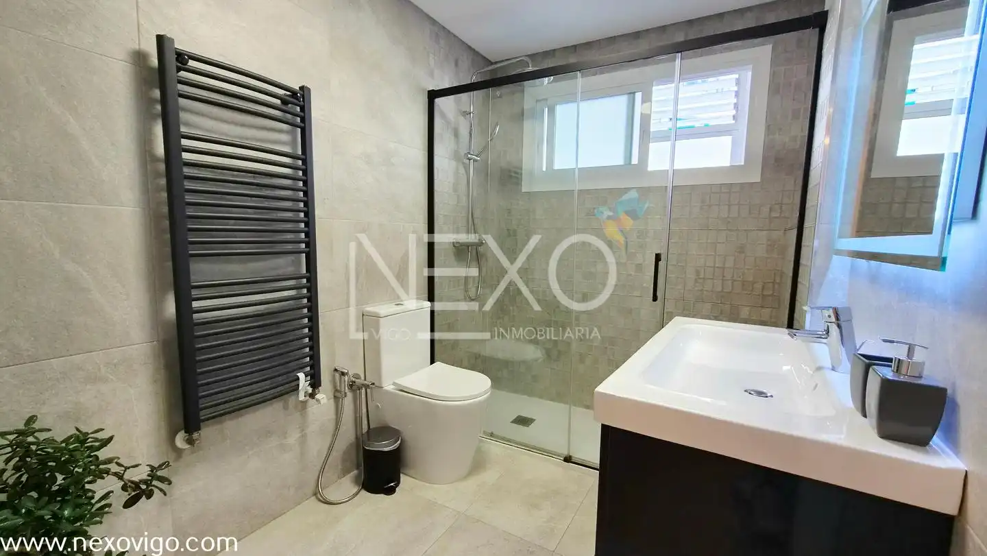 Baño de Piso en venta en Vigo  con Calefacción, Trastero y Amueblado
