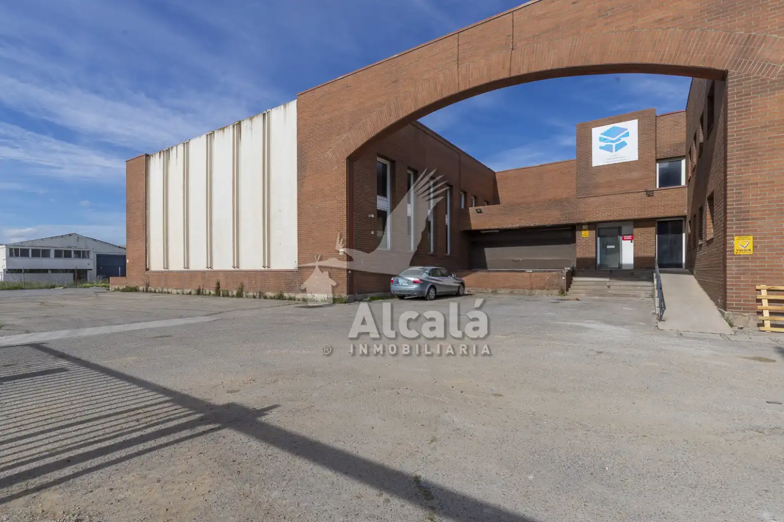 Vista exterior de Nave industrial en venta en Alcalá de Henares