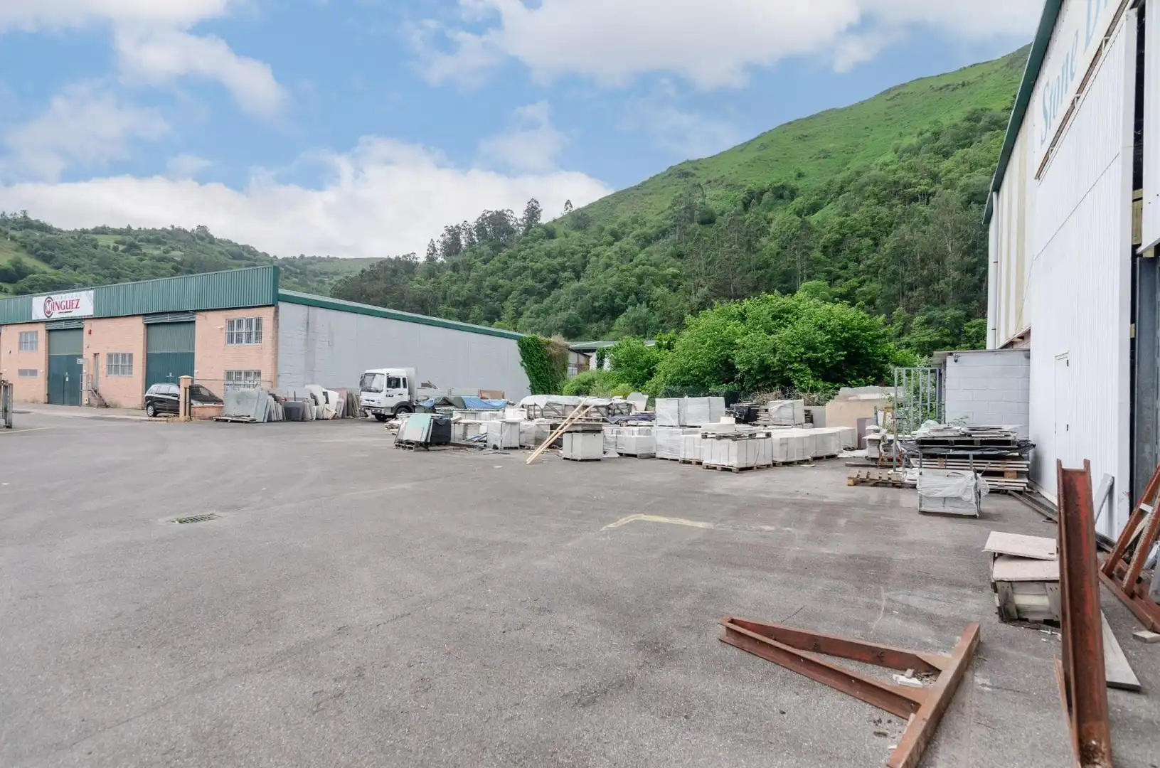 Vista exterior de Nau industrial en venda en Mieres (Asturias)