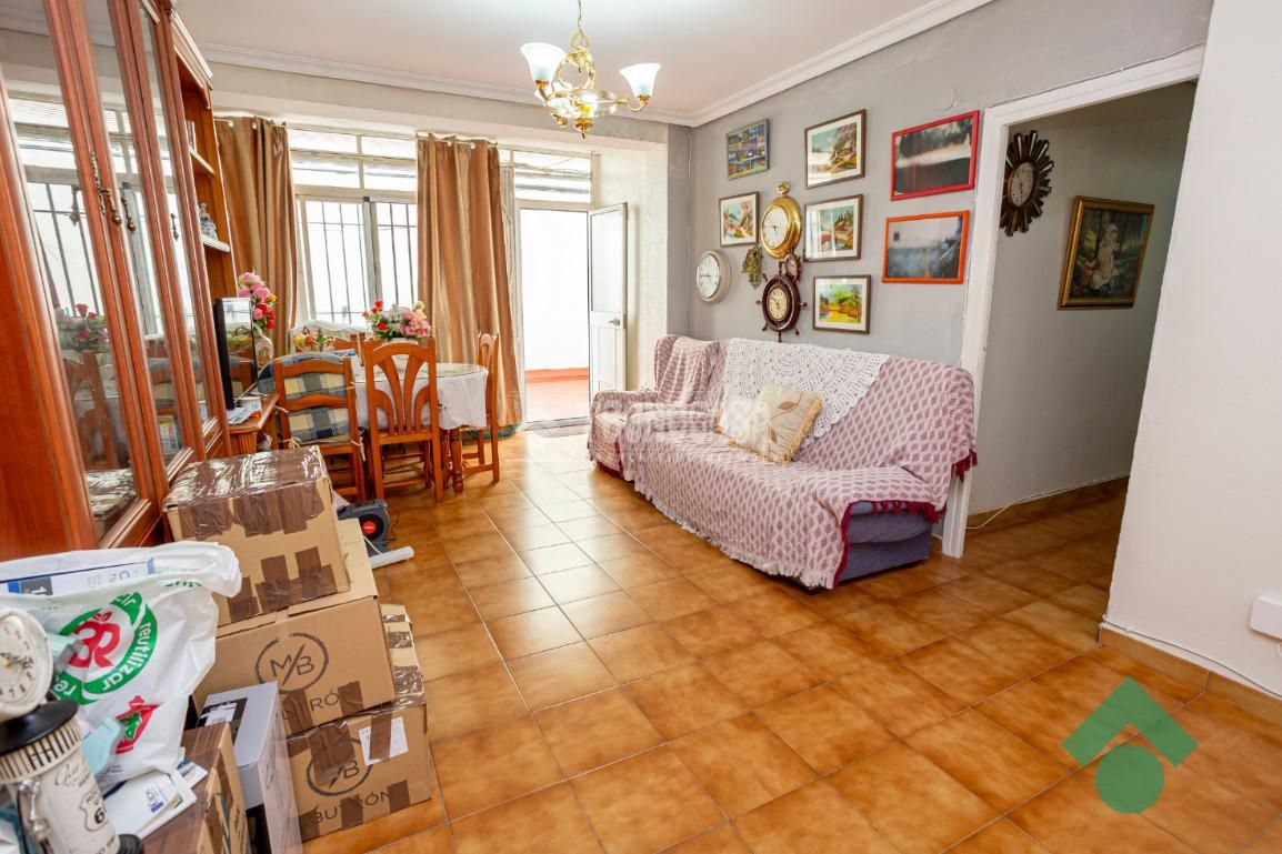 Living room of Flat for sale in Algeciras  with Terrace and Storage room