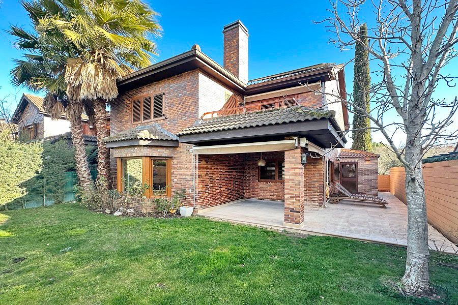 Exterior view of House or chalet for sale in Las Rozas de Madrid  with Air Conditioner, Heating and Private garden