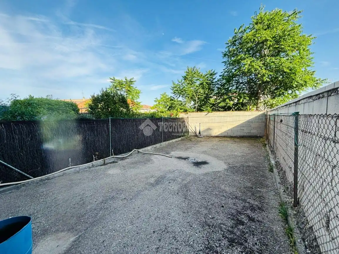 Parking de Casa adosada en venta en Escalona con Aire acondicionado, Calefacción y Amueblado