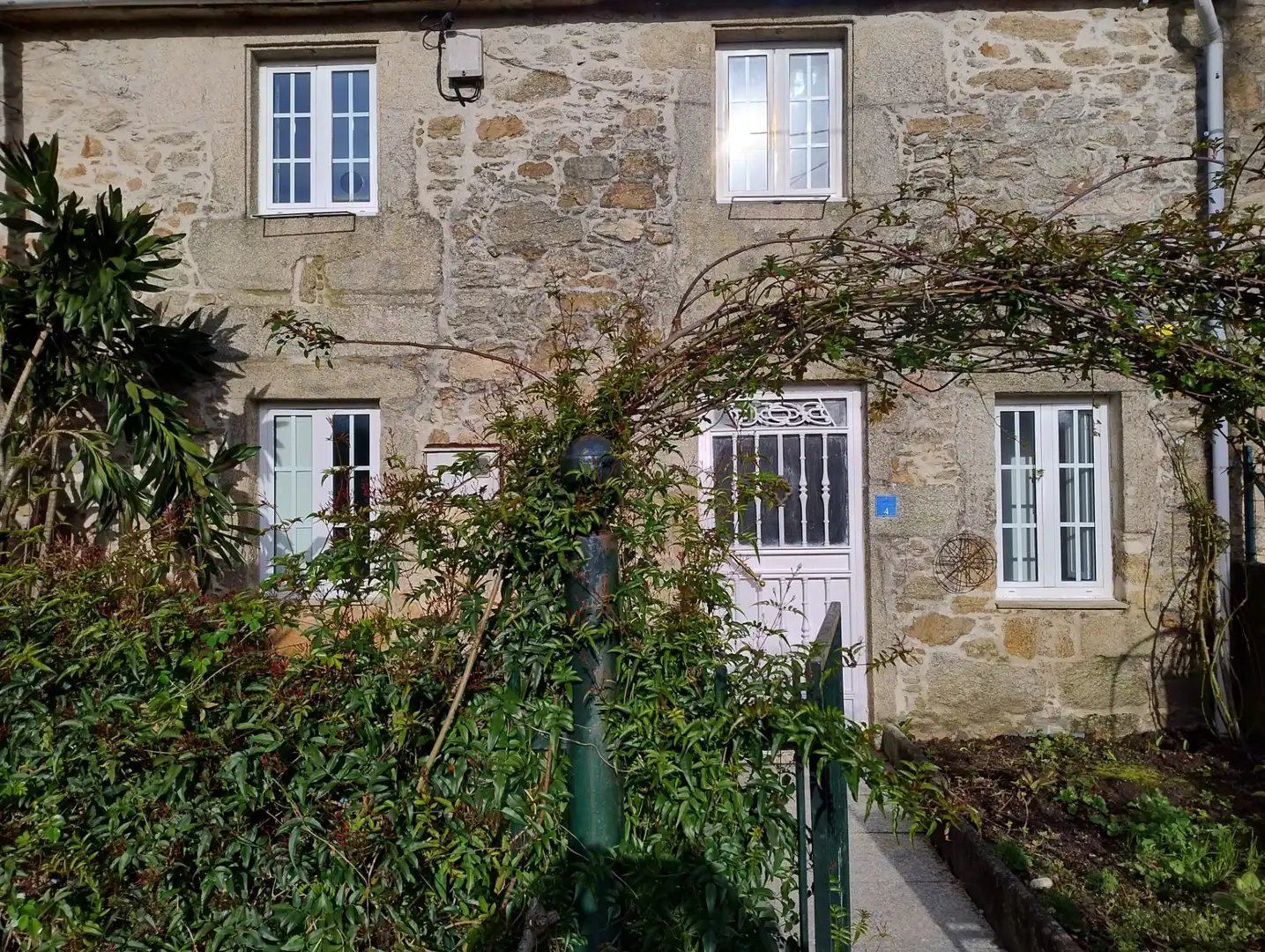 Außenansicht von Einfamilien-Reihenhaus zum Verkauf in Teo mit Heizung und Privatgarten