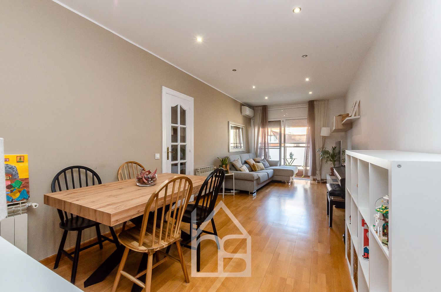 Vista exterior de Pis en venda en Cornellà de Llobregat amb Aire condicionat, Calefacció i Parquet