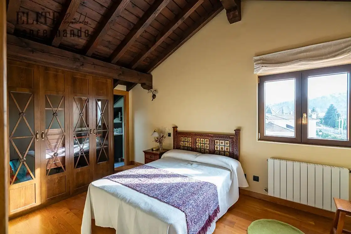Dormitori de Casa o xalet en venda en Santillana del Mar amb Calefacció, Jardí privat i Piscina