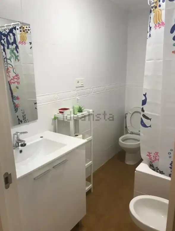 Baño de Piso de alquiler en Granada con Aire acondicionado, Calefacción y Amueblado