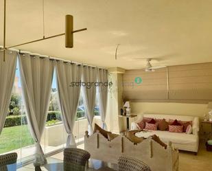 Sala d'estar de Apartament de lloguer en Sotogrande amb Aire condicionat, Calefacció i Terrassa