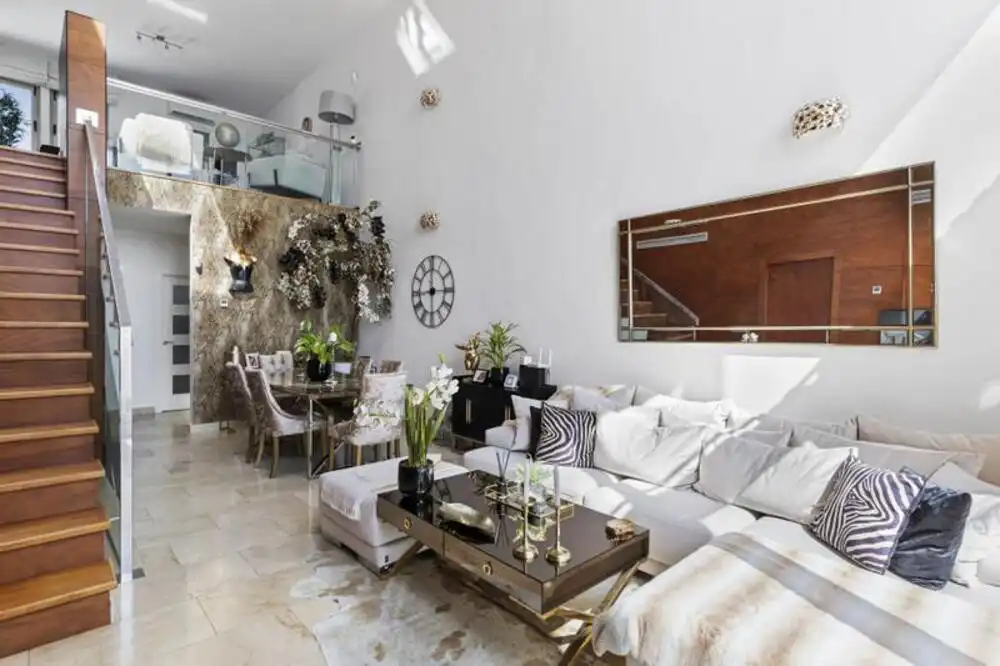 Wohnzimmer von Einfamilien-Reihenhaus zur Miete in Benahavís mit Klimaanlage, Privatgarten und Terrasse