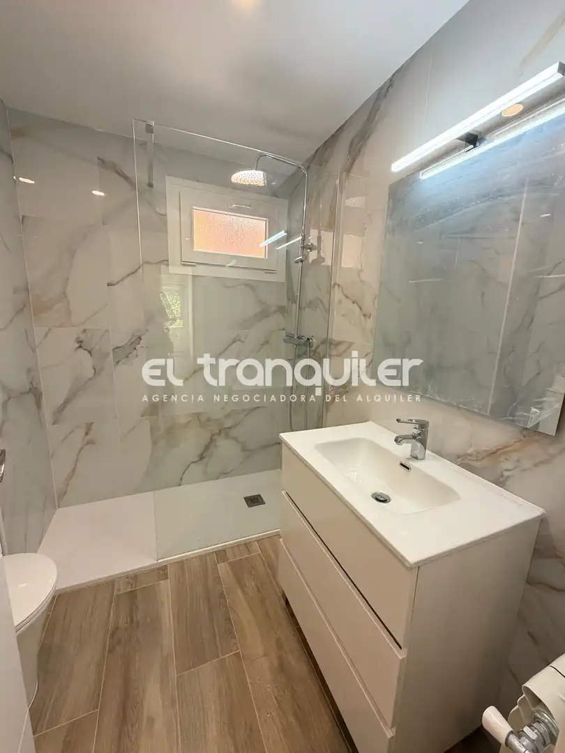 Badezimmer von Wohnung zur Miete in Madrid mit Parkett, Terrasse und Haustiere erlaubt