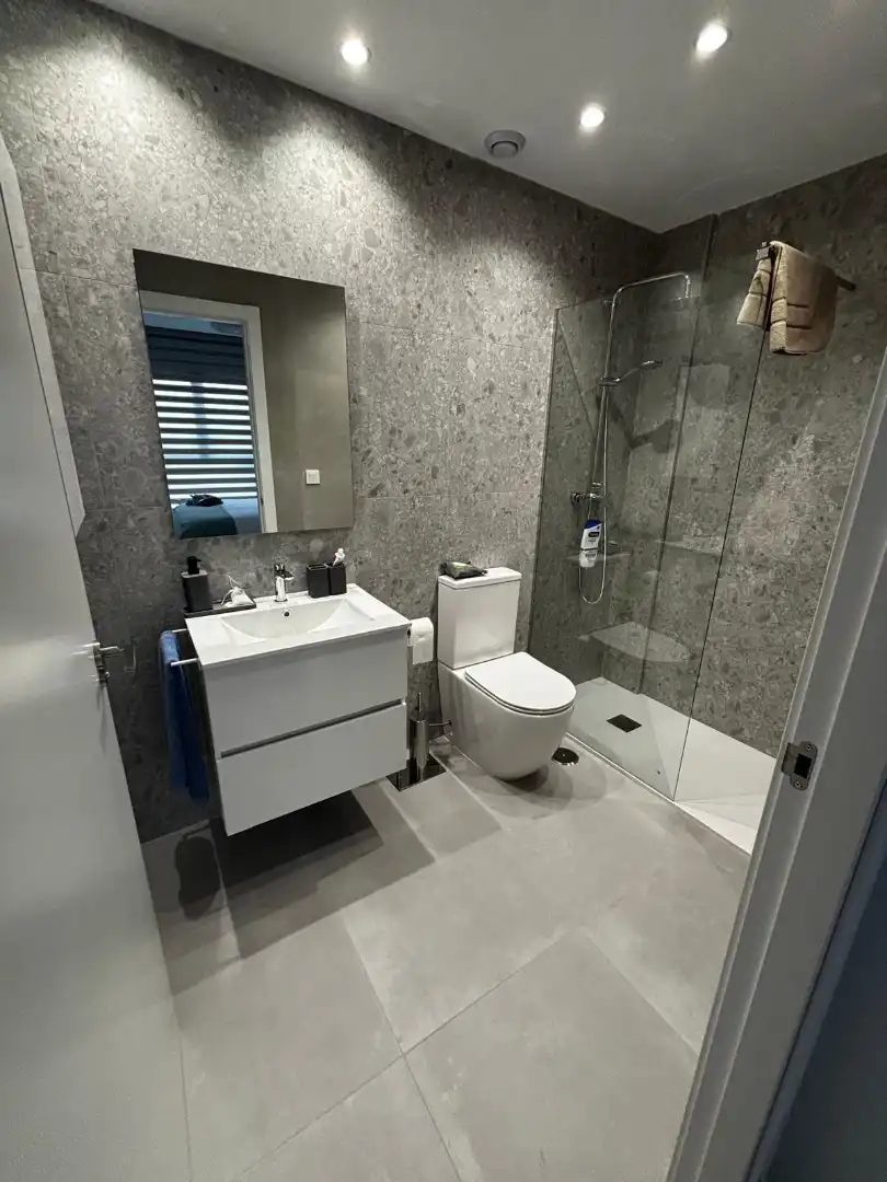 Baño de Piso de alquiler en El Campello con Aire acondicionado, Calefacción y Terraza