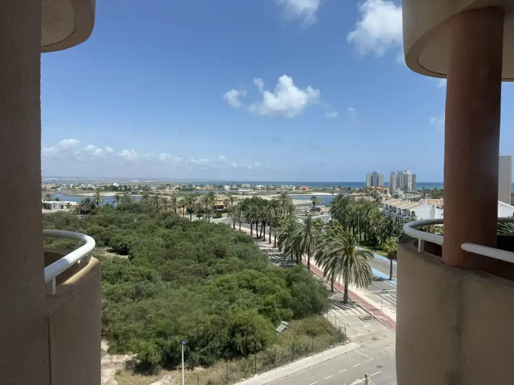 Vista exterior de Apartamento en venta en La Manga del Mar Menor con Piscina
