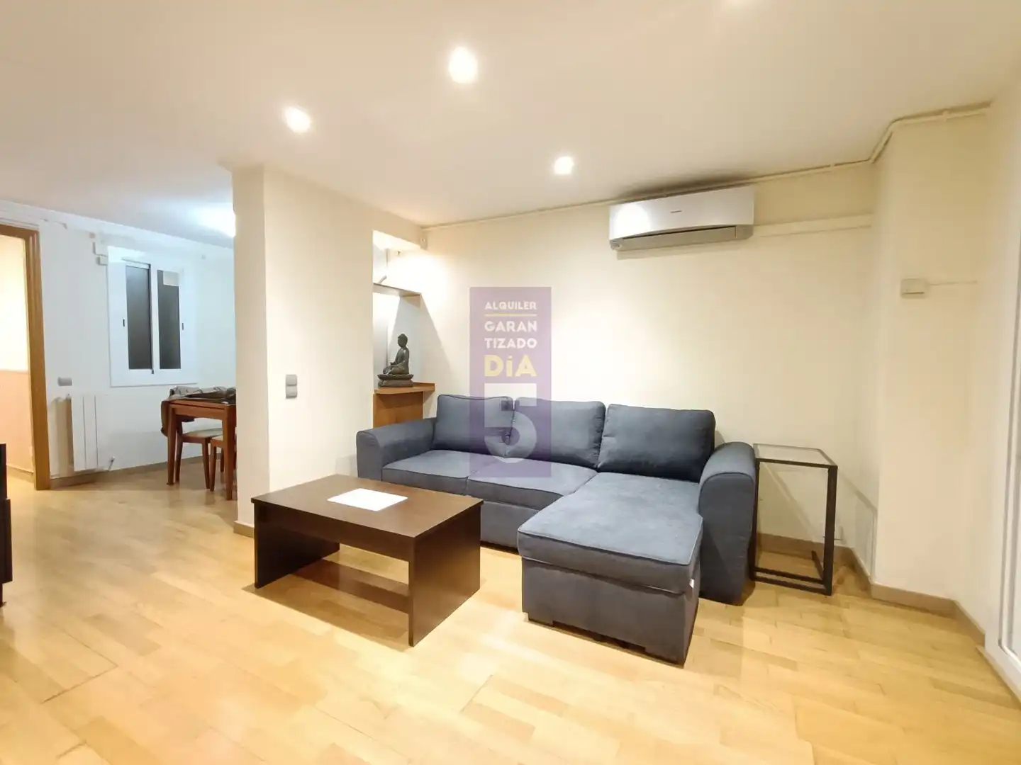 Living room of Flat for rent in Barcelona  with Air Conditioner, Heating and Parquet flooring