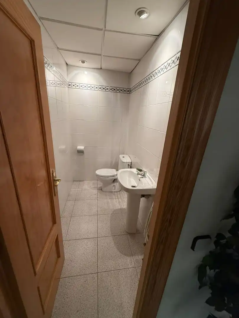 Badezimmer von Fabrikhallen zur Miete in  Logroño