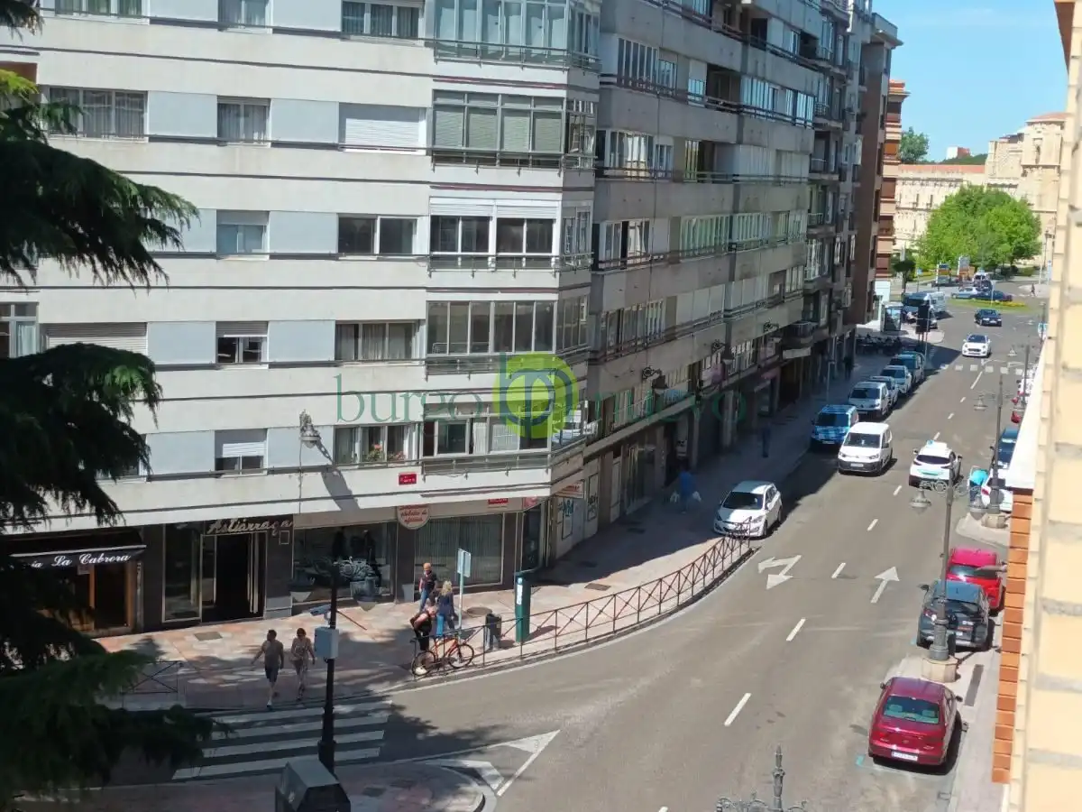Vista exterior de Apartamento de alquiler en León Capital  con Calefacción, Terraza y Amueblado