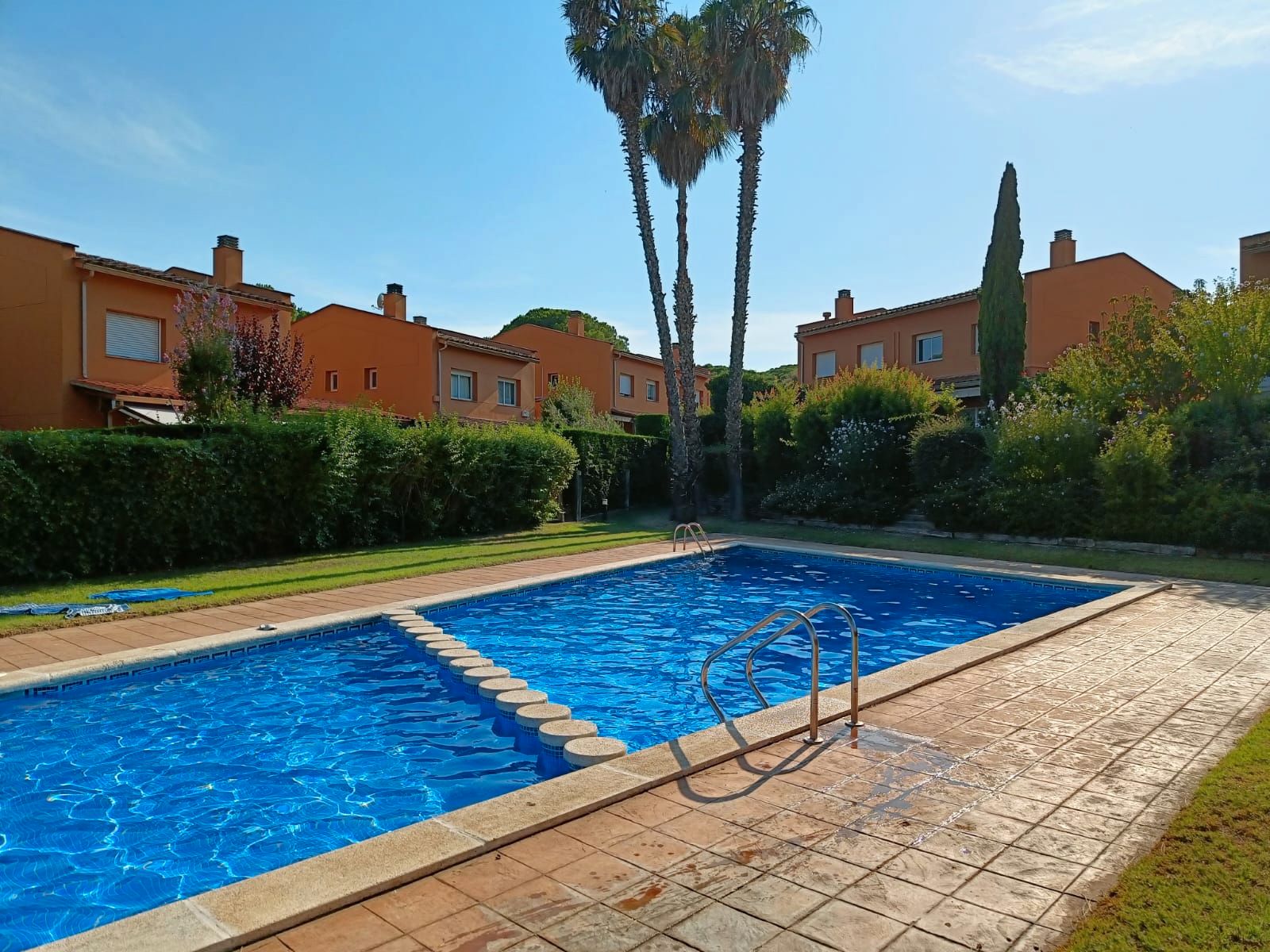 Piscina de Casa adosada de lloguer en Palamós amb Jardí privat, Moblat i Forn