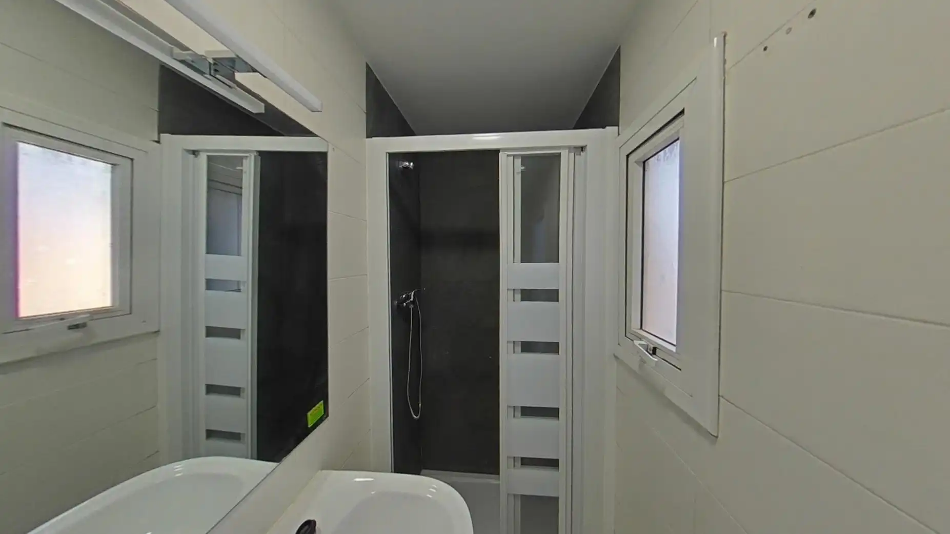 Badezimmer von Wohnung zum Verkauf in Badalona