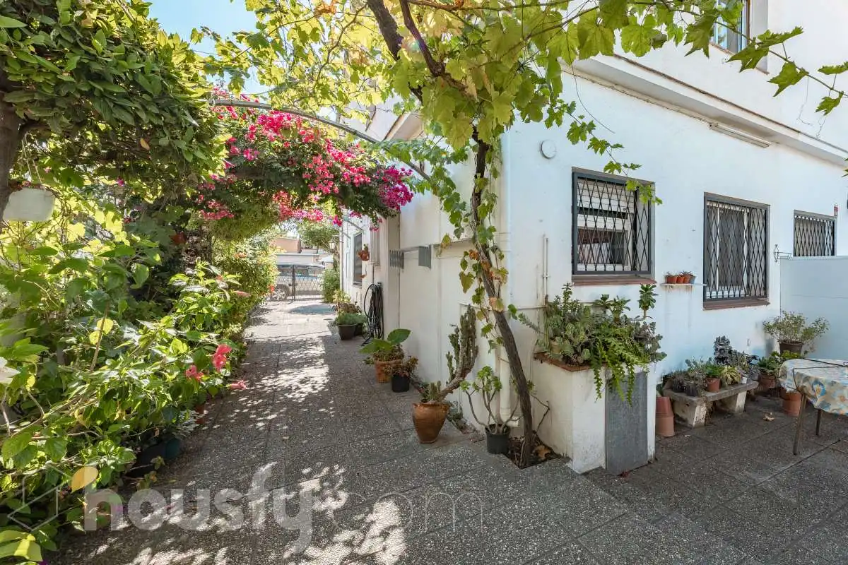 Vista exterior de Casa o xalet en venda en Castelldefels amb Jardí privat, Terrassa i Traster