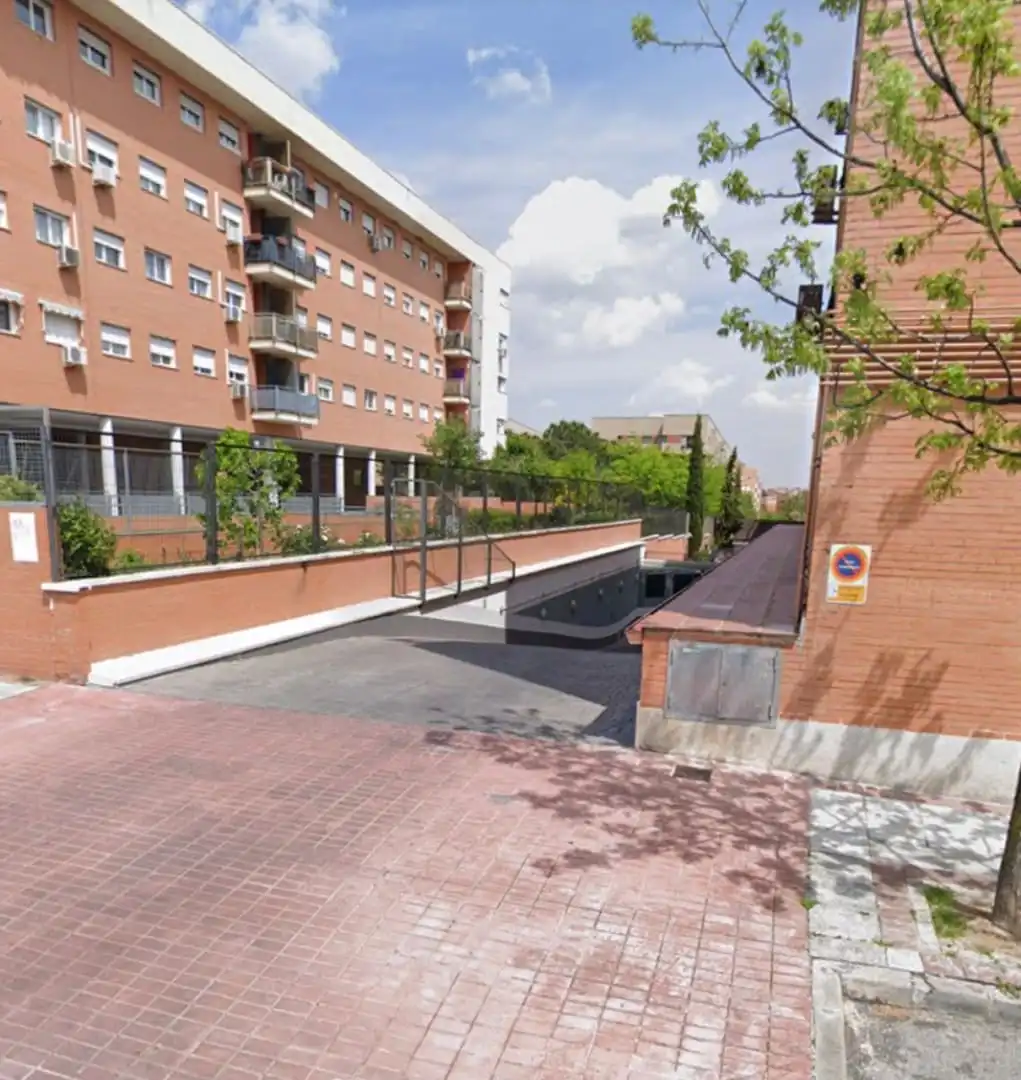 Aparcamiento en venta en CL FRANCISCO LARGO CABALLERO Nº 40 Plaza, imagen 2