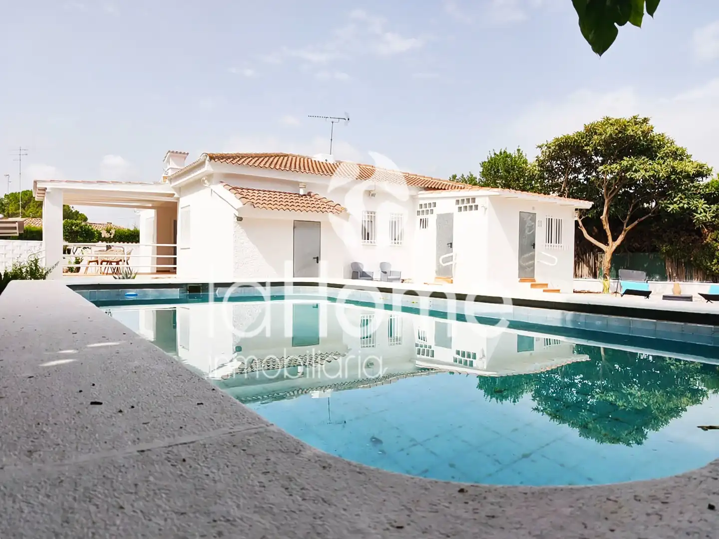 Vista exterior de Casa o xalet en venda en L'Eliana amb Calefacció, Jardí privat i Terrassa