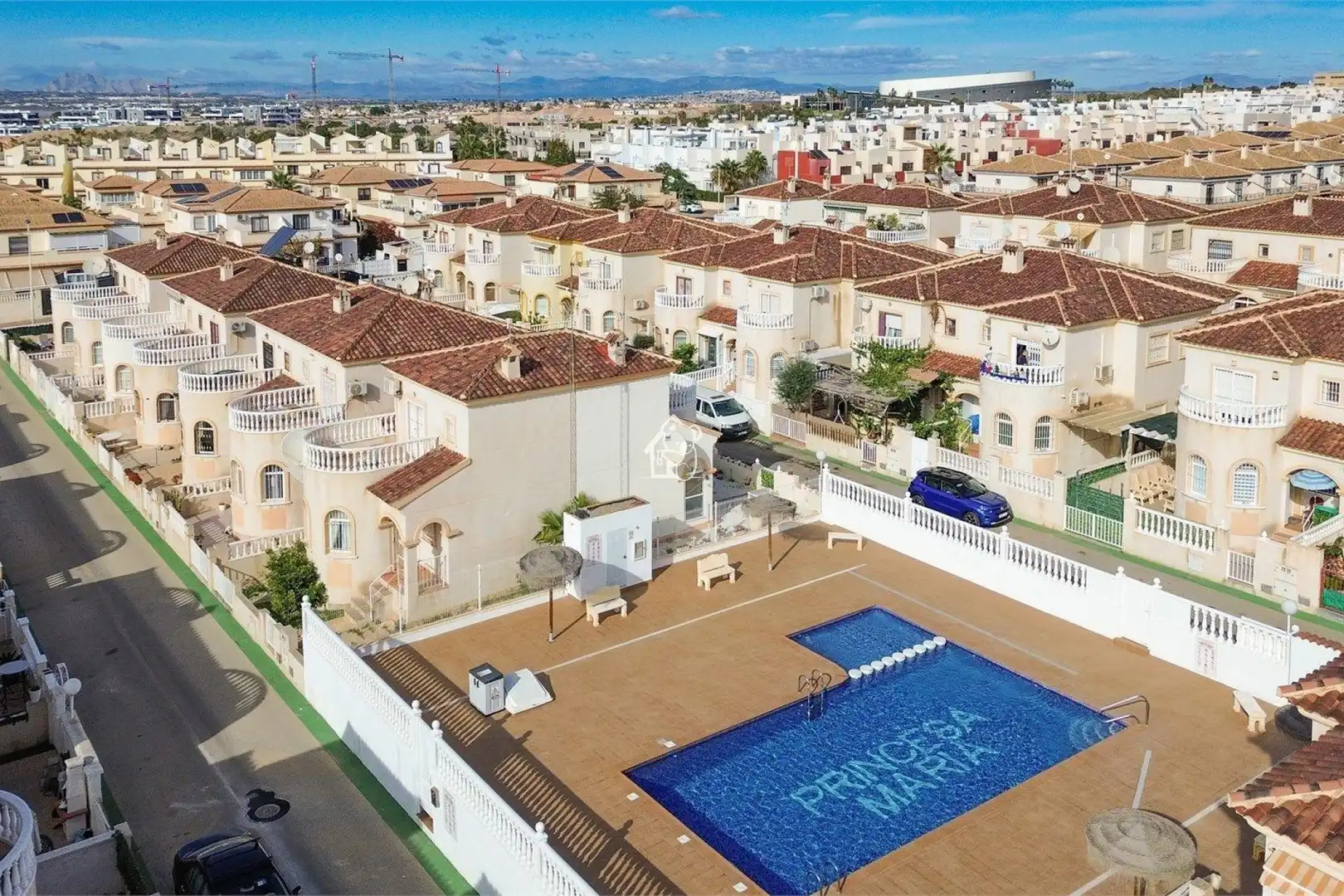 Vista exterior de Casa adosada en venda en Torrevieja amb Aire condicionat, Jardí privat i Terrassa