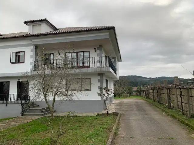 Außenansicht von Einfamilien-Reihenhaus zum Verkauf in Vilagarcía de Arousa mit Heizung, Privatgarten und Möbliert