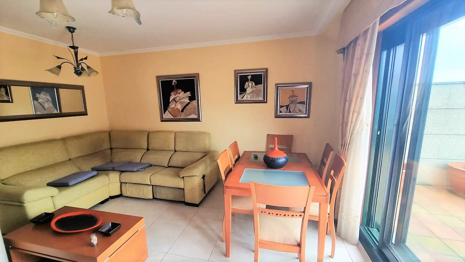 Sala d'estar de Àtic de lloguer en Sanxenxo amb Jardí privat, Terrassa i Piscina