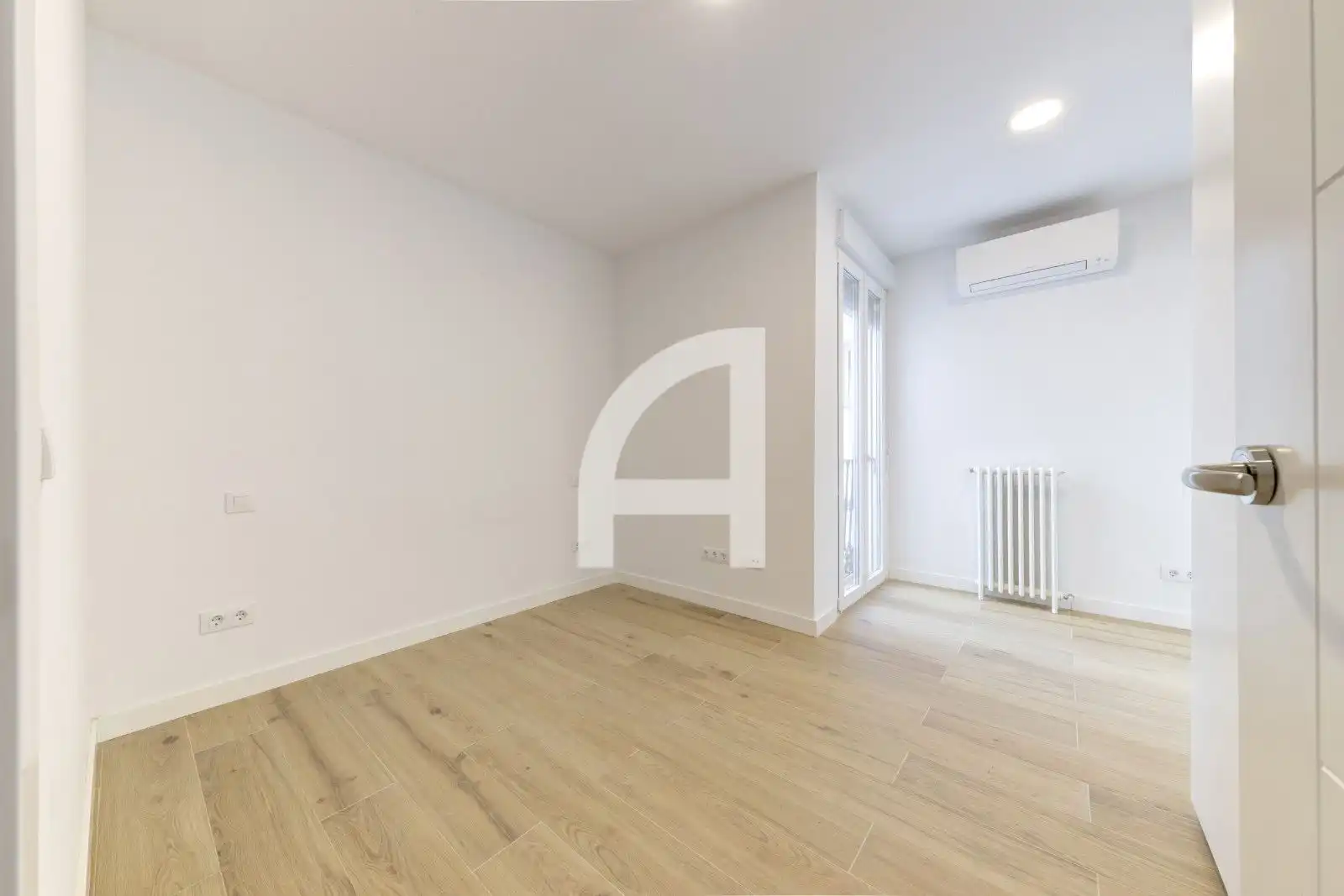Schlafzimmer von Dachboden zur Miete in Madrid mit Klimaanlage, Heizung und Terrasse