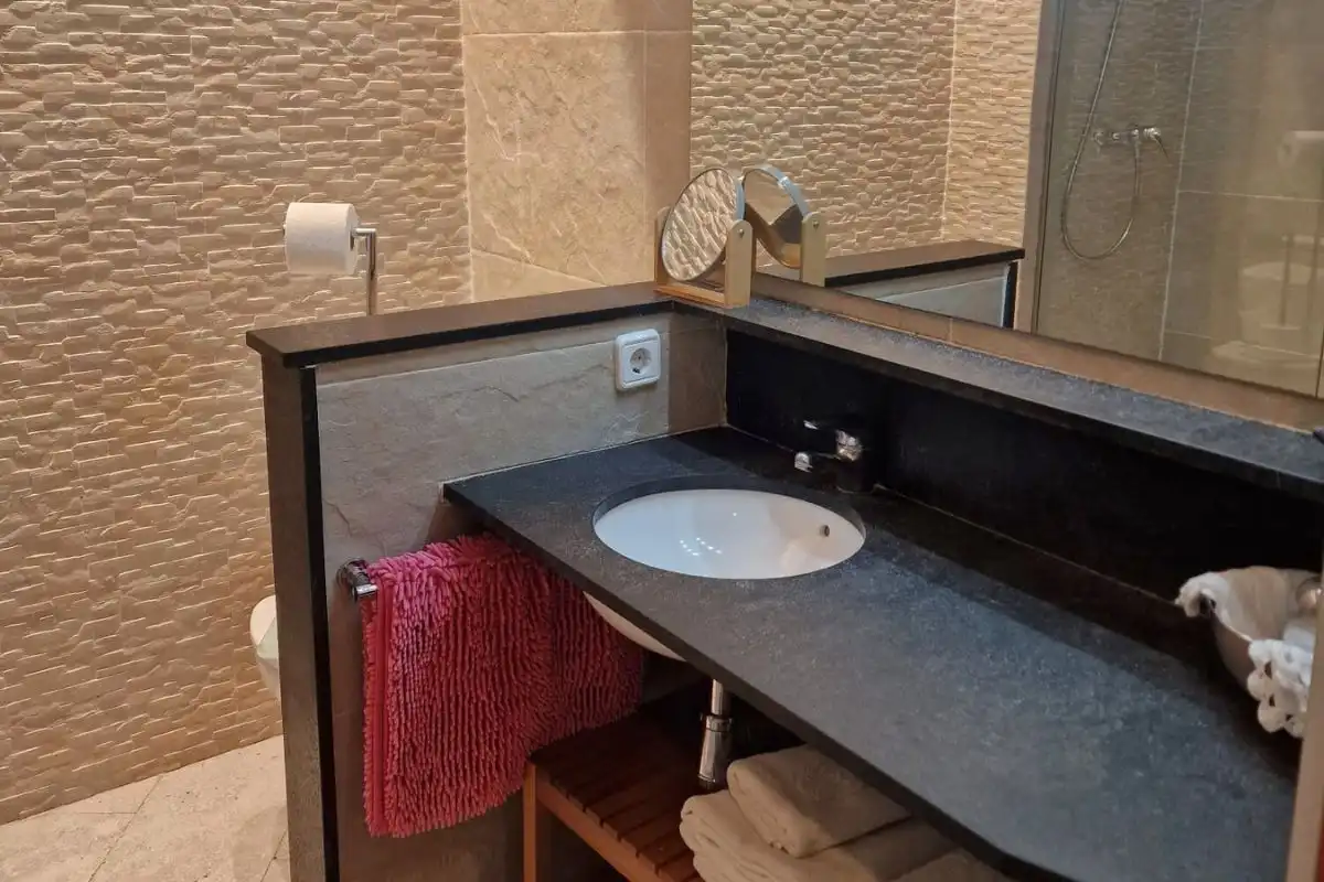 Baño de Apartamento de alquiler en Girona con Aire acondicionado, Calefacción y Terraza