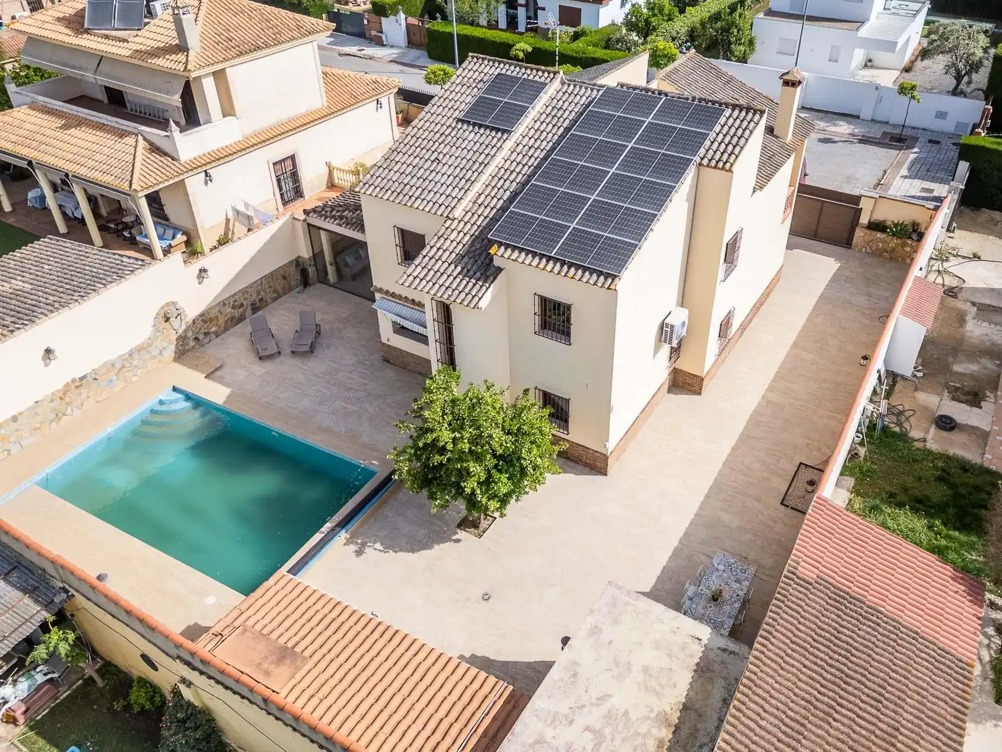 Piscina de Casa o chalet en venta en Montequinto con Aire acondicionado, Jardín privado y Terraza