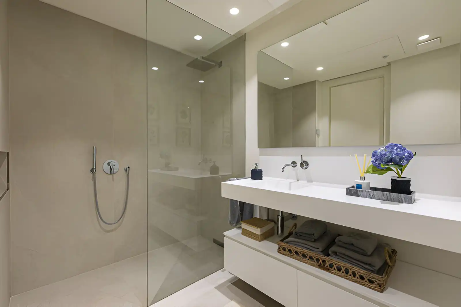 Bathroom of Ground floor for sale in Marbella  with Air Conditioner, Terrace and Storage room