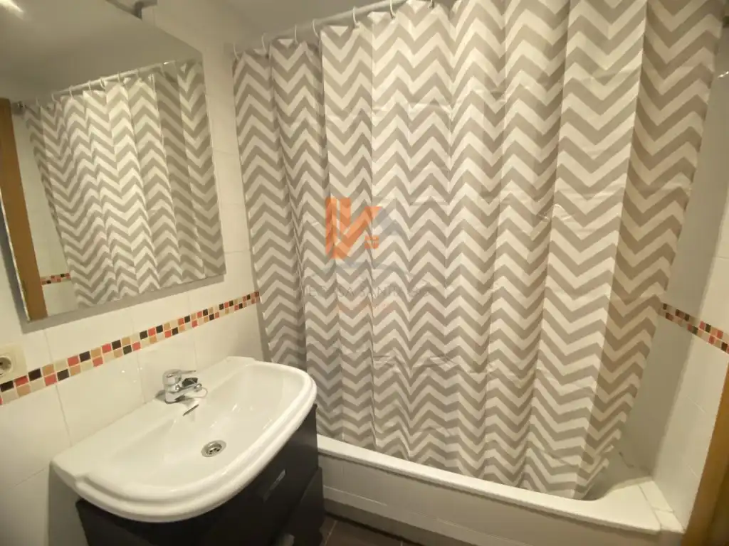 Baño de Piso de alquiler en Santiago de Compostela  con Amueblado, Horno y Lavadora