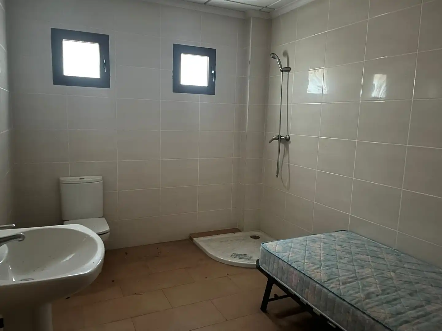 Badezimmer von Fabrikhallen zum Verkauf in San Vicente del Raspeig / Sant Vicent del Raspeig mit Alarm