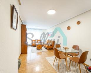 Sala d'estar de Pis de lloguer en Oviedo  amb Calefacció, Parquet i Terrassa