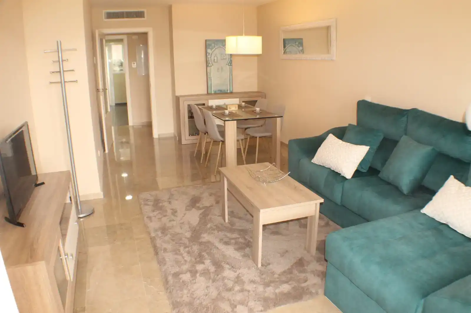 Wohnzimmer von Wohnung zur Miete in La Alcaidesa mit Klimaanlage, Schwimmbad und Balkon