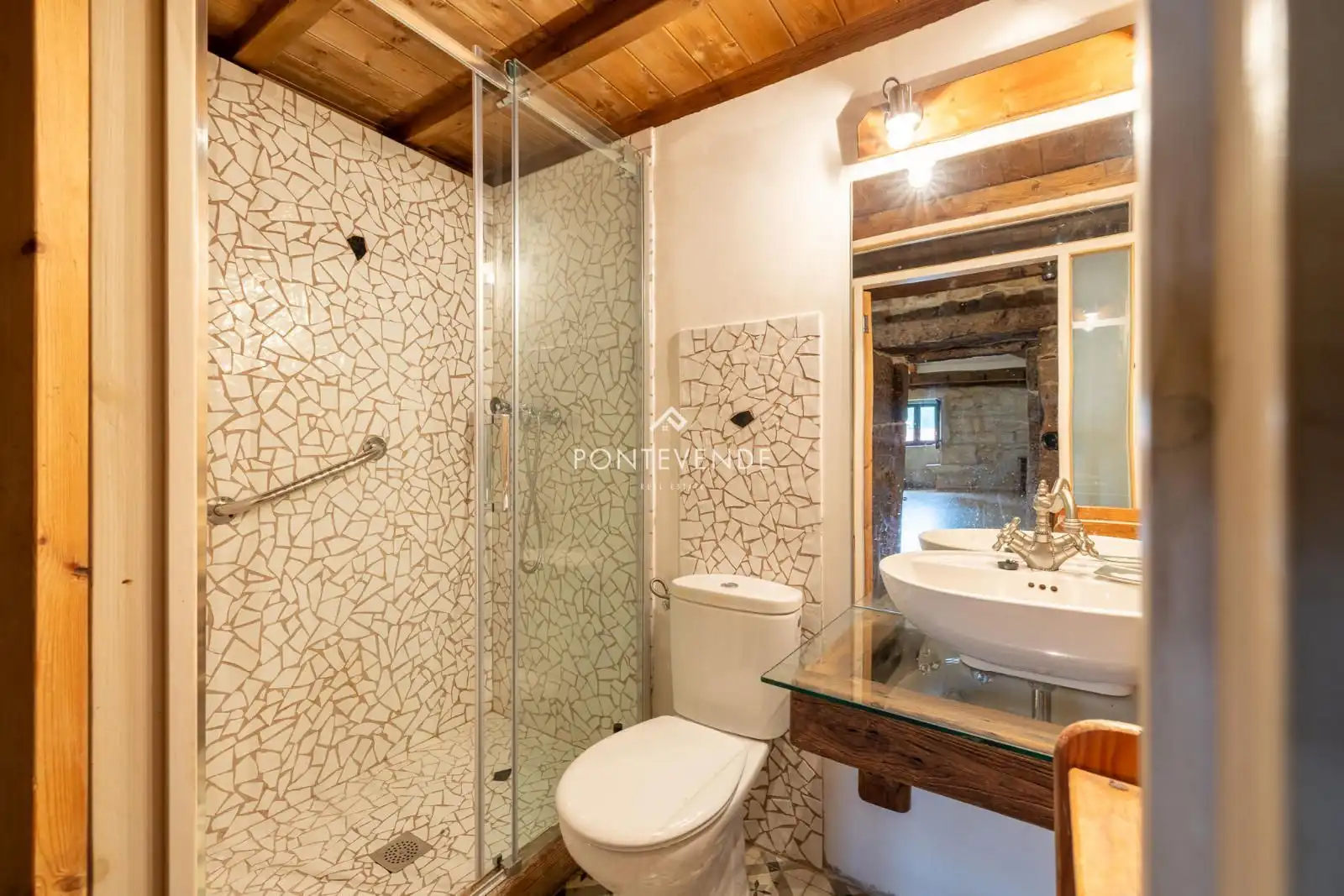 Badezimmer von Haus oder Chalet zum Verkauf in Tui mit Heizung und Terrasse